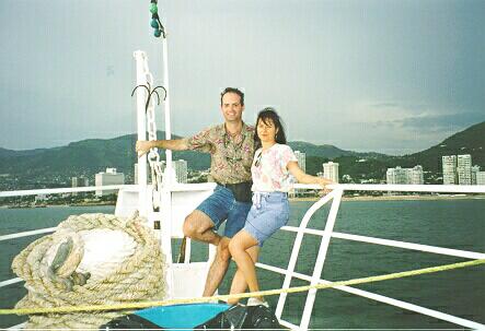 Passeio de barco pela baia de acapulco. Ao fundo os hoteis.