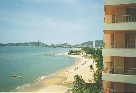 Vista panoramica da baia de Acapulco para direita.