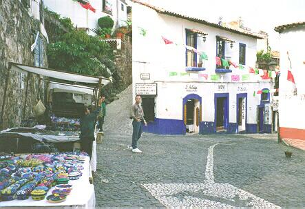 Ruas de Taxco, muito ngrimes e caladas com pedras brutas