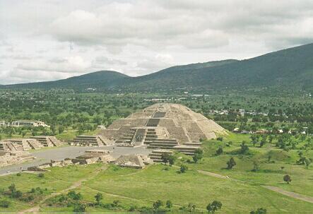 Vista em close da piramide da Lua.