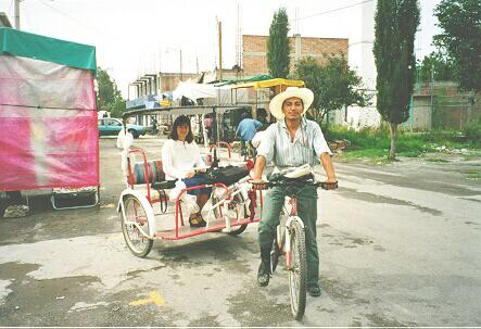 Bicitaxi. Meio de transporte muito utilizado na cidade
